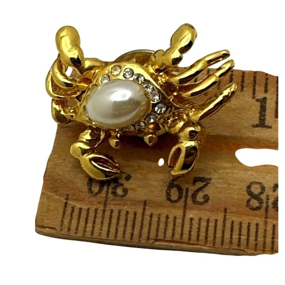 Whimsy Crab Lapel Pin Vintage Rhinestones Faux Pearl Belly Gold Tone Summer Fest - Picture 5 of 6